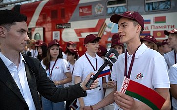 На перроне брестского вокзала школьники из России, Армении и Киргизии встретились с участниками проекта из Белоруссии