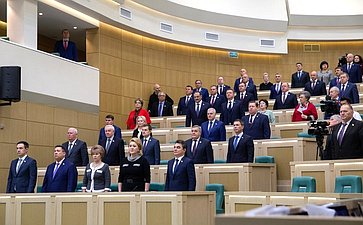 Сенаторы слушают гимн России перед началом 470-го заседания Совета Федерации