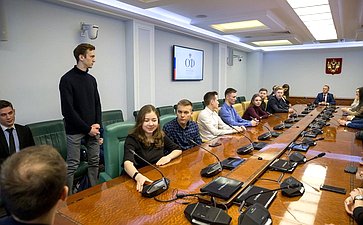 Владимир Кравченко провел встречу со студентами и представителями молодежных организаций Томской области