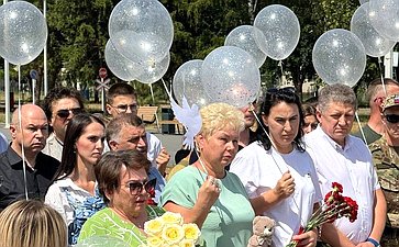 Ольга Бас в ходе поездки в регион посетила Луганский детский парк имени Щорса, возле Мемориала погибшим детям Луганщины, чтобы почтить их память