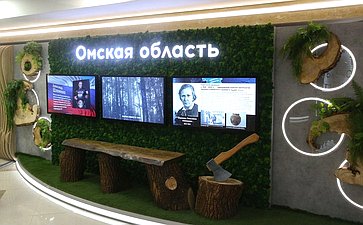 Валентина Матвиенко и Александр Бурков осмотрели выставку, на которой представлены перспективные проекты Омской области, а также предметы народных промыслов
