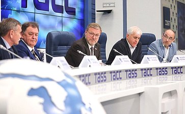 Константин Косачев принял участие в пресс-конференции, посвященной старту проекта «Рыцари детства» (фото ТАСС)