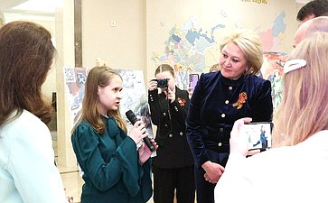 Лилия Гумерова и Дмитрий Василенко открыли в верхней палате выставку детского рисунка «Жизнь, делённая на граммы»