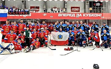 Сенаторы и представители правительства Саратовской области сразились на хоккейной площадке