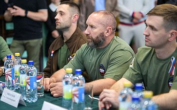 Иван Новиков вместе с губернатором региона Александром Цыбульским встретились с ветеранами специальной военной операции