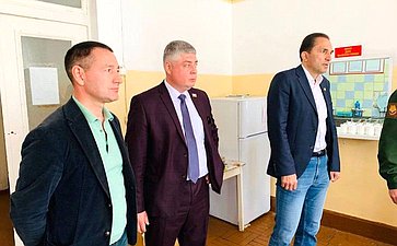 Андрей Хапочкин в ходе поездки в регион посетил военный госпиталь, где встретился с проходящими лечение участниками СВО