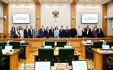 Первый заместитель председателя Комитета СФ по социальной политике Александр Варфоломеев провел заседание Экспертного совета программы Росмолодежи «Больше, чем путешествие»