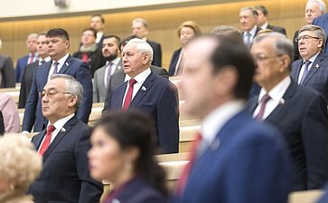 Сенаторы исполняют гимн России перед началом 427-го заседания Совета Федерации