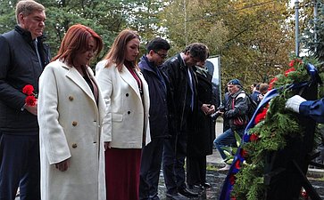 Сенаторы РФ возложили цветы к мемориалу Воину-освободителю в парке им. Ленинского комсомола в Махачкале (фото пресс-служба Министерства экономики и территориального развития Республики Дагестан)
