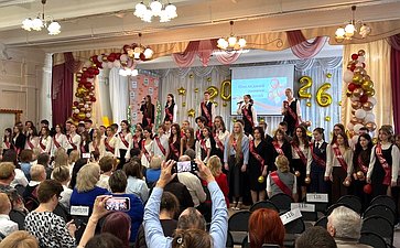 Роман Маслов принял участие в последнем звонке в череповецкой школе № 17