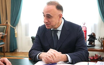 Рабочая встреча заместителя Председателя СФ Юрия Воробьева с Ваграмом Карапетяном, членом Экспертного совета МПК, исполнительным директором образовательно-культурного благотворительного фонда «Наше будущее»