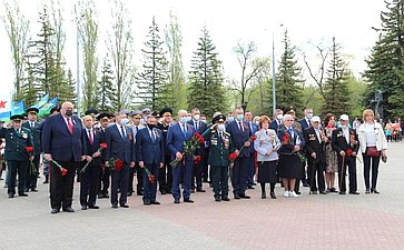 Сергей Аренин в Саратове почтил память погибших в Великой Отечественной войне
