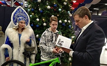 Андрей Епишин исполнил новогоднее пожелание 14-летнего Данилы из поселка Восток, который мечтал о горном велосипеде