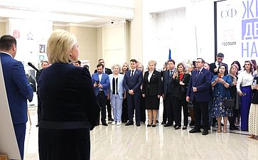 Лилия Гумерова и Дмитрий Василенко открыли в верхней палате выставку детского рисунка «Жизнь, делённая на граммы»