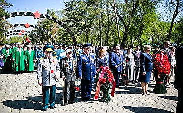Елена Афанасьева приняла участие в церемонии возложения цветов к Вечному огню мемориального комплекса памяти павших в Великой Отечественной войне