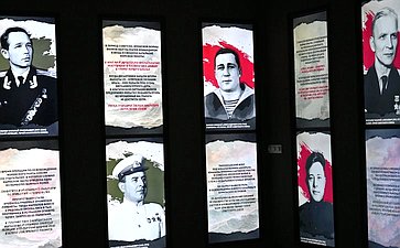 Александр Ролик совместно с Верой Щербиной и врио генерального консула КНР во Владивостоке Ван Цзюнь осмотрели выставку фотографий, посвященную 80-летию совместной борьбы и Победы советского и китайского народов во Второй мировой войне