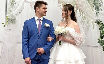 Елена Дягилева поздравила мурманских студентов, зарегистрировавших брак в рамках всероссийской акции «Семейный диплом»
