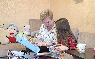 Ольга Бас исполнила новогодние желания детей Луганской Народной Республики