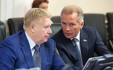 Л. Тягачев и В. Пономарев на заседании Комитета СФ по международным делам