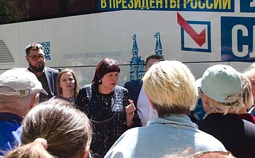 Елена Афанасьева встретила гуманитарный груз ЛДПР для пострадавших от паводка оренбуржцев