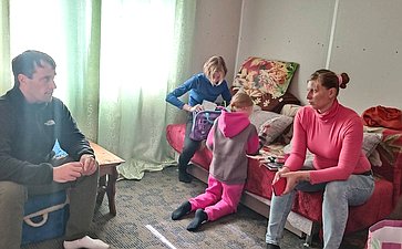 Эдуард Исаков в преддверии 1 сентября вручил рюкзаки и форму шестерым детям из малообеспеченных семей, а также школьницам, чей отец находится в зоне СВО