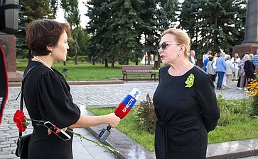Возложение цветов делегации общества «Жители блокадного Ленинграда» к монументу «Ленинградский фронт» в Парке Победы