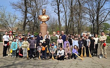 Ольга Бас совместно со школьниками провела субботник в Луганской Народной Республике