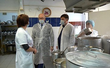 Олег Цепкин проконтролировал работу и техническое оснащение Челябинского геронтологического центра
