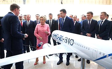 Валентина Матвиенко и Министр промышленности и торговли РФ Антон Алиханов ознакомились с выставкой, посвященной передовым разработкам отечественной промышленности