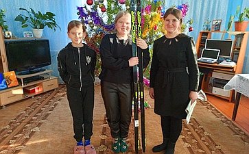 Юная спортсменка из Забайкалья получила в подарок горные лыжи