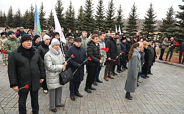 Сенаторы РФ приняли участие в ежегодной патриотической акции, приуроченной ко Дню Неизвестного Солдата