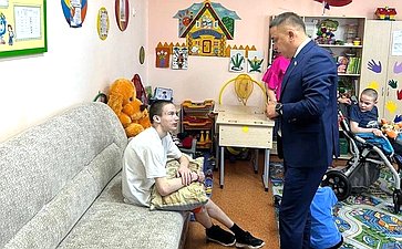 Айрат Гибатдинов встретился с семьями, оказавшимися в сложной жизненной ситуации и посетил школу-интернат для детей с особенностями в развитии