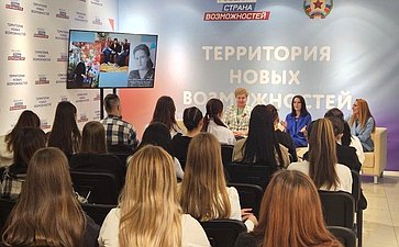Ольга Бас в преддверии Дня солидарности трудящихся приняла участие во встрече в ЛНР
