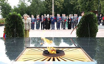 Церемония возложения венков к Вечному огню