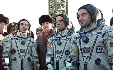 Председатель СФ Владимир Шумейко на космодроме «Байконур», 1995