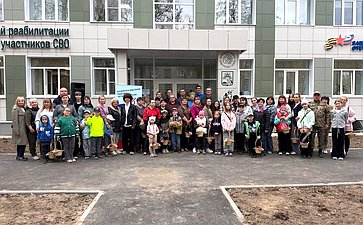 Роман Маслов принял участие в посадке яблонь у многофункционального центра по вопросам специальной военной операции