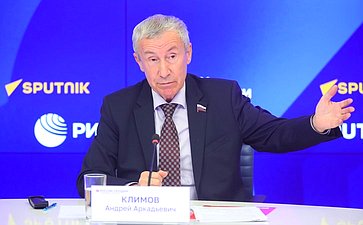 Брифинг председателя Комиссии СФ по защите государственного суверенитета и предотвращению вмешательства во внутренние дела РФ об итогах работы Комиссии в период весенней сессии и о планах на осеннюю сессию в контексте текущих международных событий