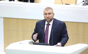 Руководитель Федеральной таможенной службы Валерий Пикалев