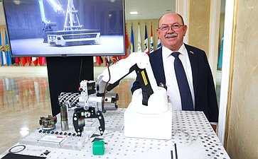 Валентина Матвиенко и Министр промышленности и торговли РФ Антон Алиханов ознакомились с выставкой, посвященной передовым разработкам отечественной промышленности