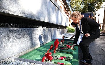 Председатель Совета Федерации Валентина Матвиенко и врио губернатора Новгородской области Александр Дронов возложили венки к Мемориалу «Вечный огонь славы»