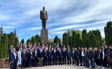 Айрат Гибатдинов вместе с членами правительства региона, делегацией из Азербайджанской Республики и регионов России почтили память бывшего Президента Азербайджана Гейдара Алиева и возложили цветы к его памятнику