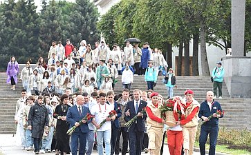 Участники проекта «Поезд Памяти» посетили Пискаревское мемориальное кладбище