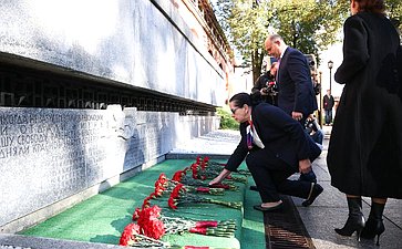 Председатель Совета Федерации Валентина Матвиенко и врио губернатора Новгородской области Александр Дронов возложили венки к Мемориалу «Вечный огонь славы»