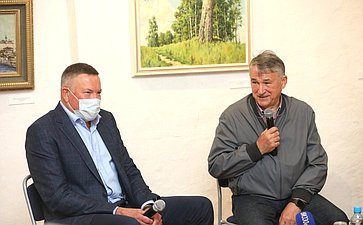 Юрий Воробьев совместно с губернатором региона Олегом Кувшинниковым провел в г. Кириллове выездное совещание и встречу с жителями
