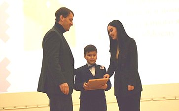Исаков посетил город Сургут и поздравил победителей Всероссийской детской творческой школы-конкурса «Портрет твоего края»