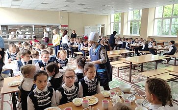 Николай Владимиров в рамках работы в регионе проверил ход реализации программы обеспечения горячим питанием в школах города Чебоксары