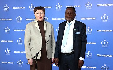 Елена Перминова встретилась с членом Постоянного комитета по вопросам государственной бюджетной отчетности и экономики Национального совета Намибии Абнером Шиконго