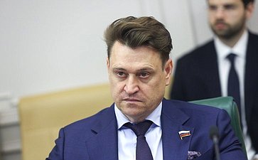 Олег Голов