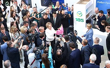 Валентина Матвиенко и Герман Греф осмотрели выставку «Сбербанка России»