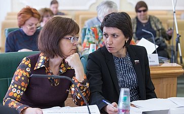 Члены Комитета СФ по социальной политике Елена Попова и Татьяна Лебедева на заседании Совета по делам инвалидов при СФ